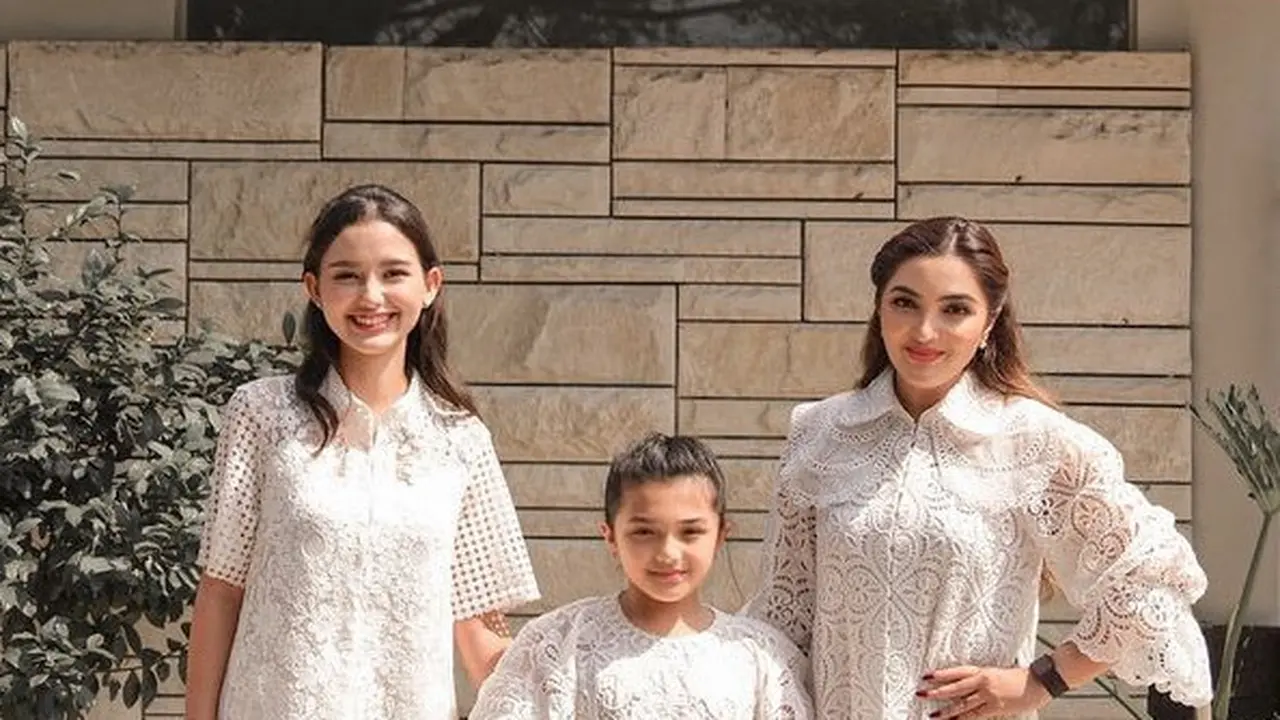 Outfit Sarah Menzel Ikut Acara Tunangan Keponakan Anang