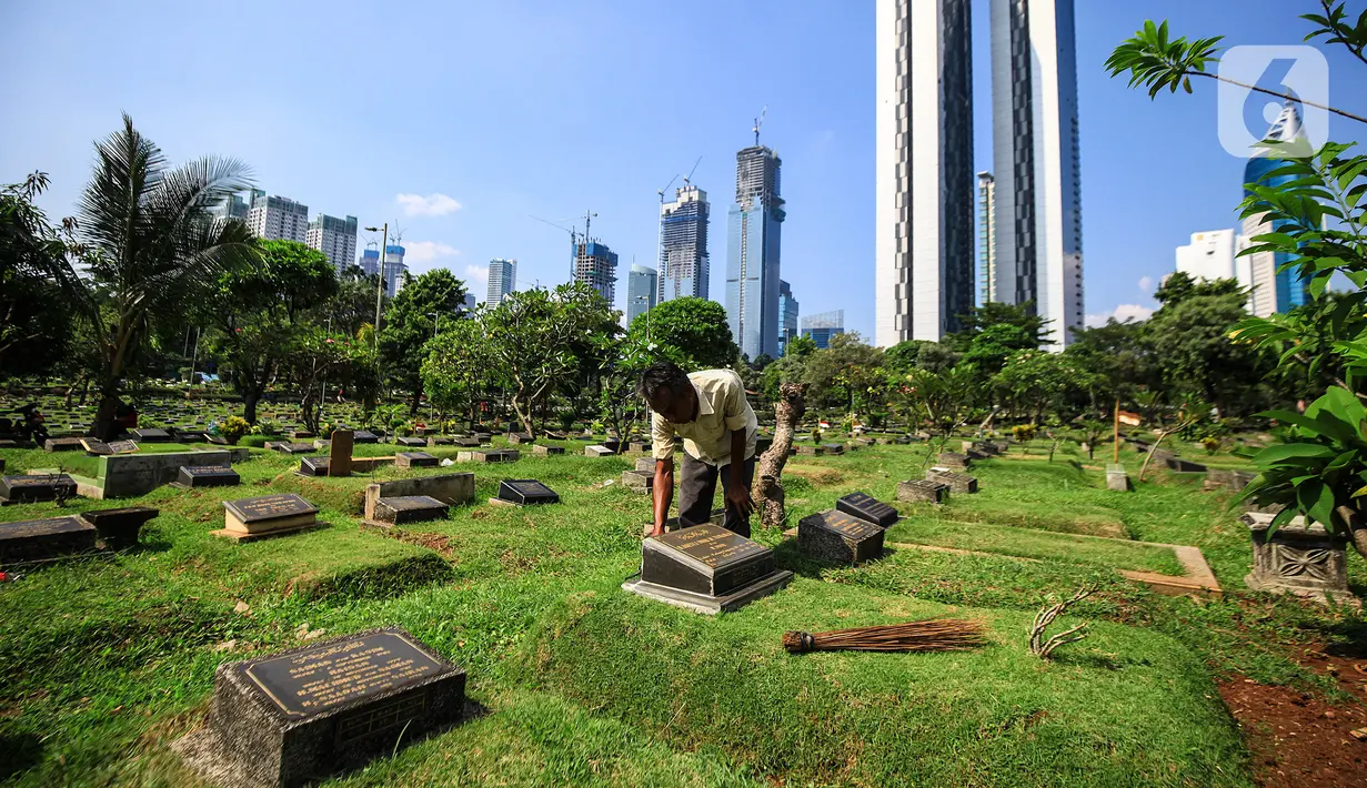Petugas merawat makam di Tempat Pemakaman Umum (TPU) Karet Bivak, Jakarta, Selasa (11/5/2021). Pemprov DKI akan memberlakukan larangan ziarah kubur Idulfitri di seluruh TPU mulai 12 hingga 16 Mei untuk mencegah terjadinya penyebaran Covid-19 saat berkumpul untuk berziarah. (Liputan6.com/JohanTallo)