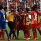 Keributan terjadi usai Semen Padang tak diberi penalti (ANTARA FOTO/Iggoy el Fitra)