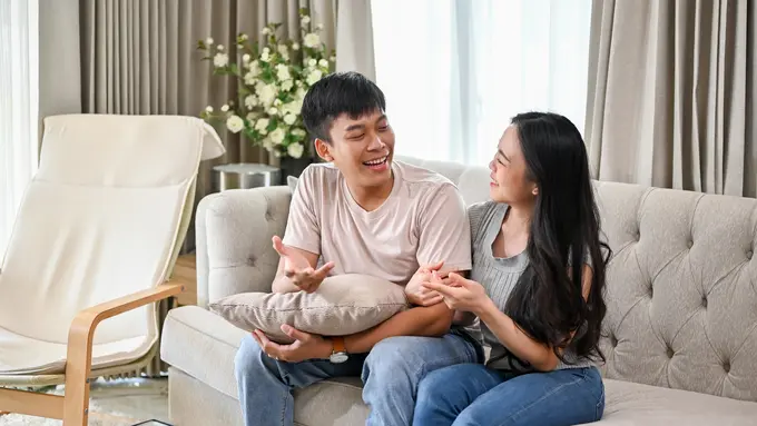 couple agustus bicara