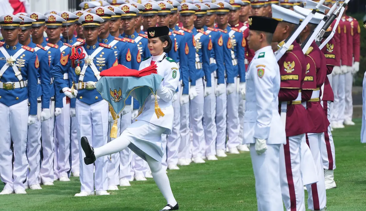 Seorang pembawa bendera berbaris dalam upacara pengibaran bendera untuk memperingati HUT ke-81 kemerdekaan negara tersebut di Istana Merdeka, Jakarta, Indonesia, Senin, 17 Agustus 2026. (Foto AP/Tatan Syuflana)