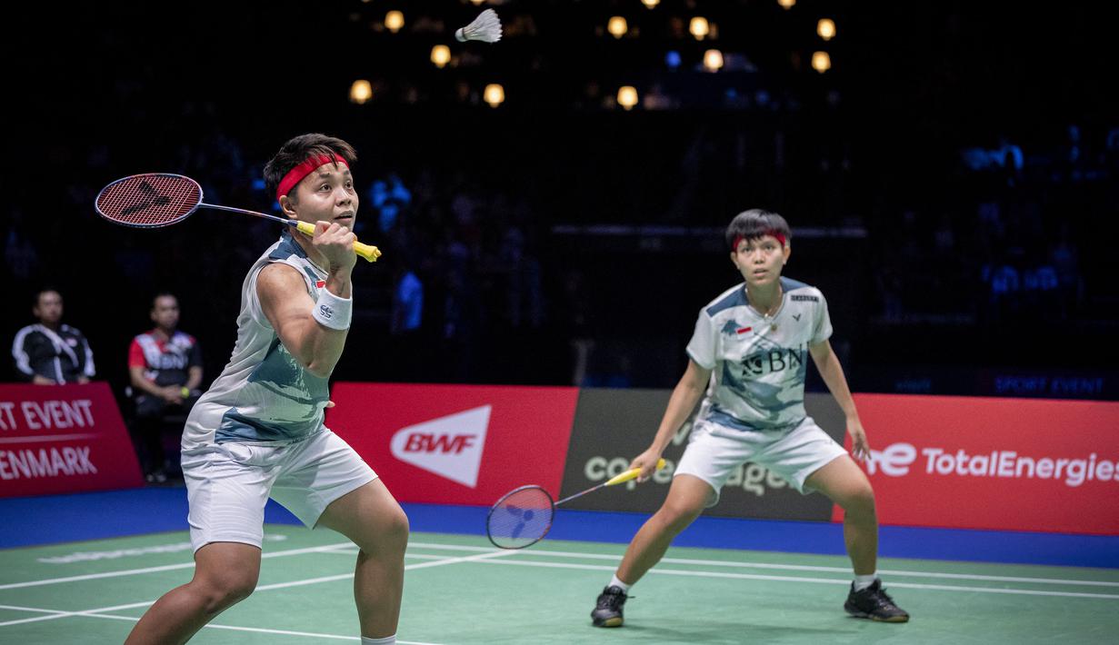 Pebulu tangkis Indonesia, Apriyani Rahayu (kiri) yang berpasangan dengan Siti Fadia Silva Ramadhanti berusaha mengembalikan bola saat menghadapi wakil China, Chen Qing Chen/Jia Yi Fan pada laga final nomor ganda putri kejuaraan bulu tangkis BWF World Championship 2023 di Royal Arena, Copenhagen, Denmark, Minggu (27/8/2023). (AFP/Ritzau Scanpix/Mads Claus Rasmussen)