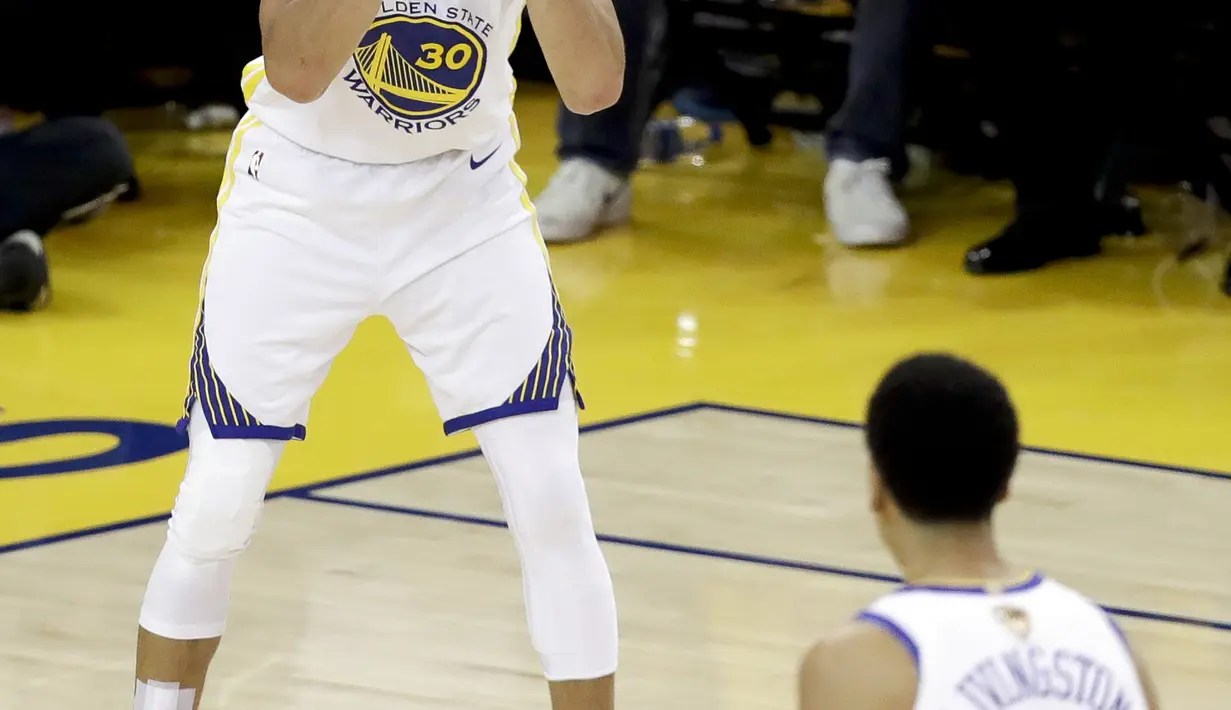 Pemain Warriors, Stephen Curry (30) merayakan keberhasilan timnya mencetak poin saat melawan Cleveland pada gim pertama final NBA basketball di Oakland, California, (31/5/2018). Warriors menang 124-114. (AP/Marcio Jose Sanchez)