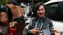 Mantan Menteri Negara Pemberdayaan Perempuan di kabinet Indonesia bersatu pada 2004-2009 Meutia Hatta  berjalan usai mengunjungi mantan Menteri Kesehatan Siti Fadilah Supari di Rutan Pondok Bambu, Jakarta, Kamis (10/11). (Liputan6.com/Johan Tallo)