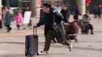 Seorang pria berlari sambil menyeret koper di stasiun kereta api saat orang-orang pulang kampung selama liburan Tahun Baru Imlek di Beijing, China, Selasa 10 Februari 2026. Gelombang migrasi penduduk tahunan terbesar China telah dimulai. (AP Photo/Vincent Thian)