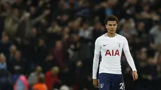 Gelandang Tottenham Hotspur, Dele Alli bereaksi seusai babak keempat Piala Liga Inggris melawan West Ham United di Wembley, Kamis (26/10) dini hari. The Spurs tersingkir dari Piala Liga setelah dikalahkan West Ham 2-3. (AFP PHOTO / Ian KINGTON)