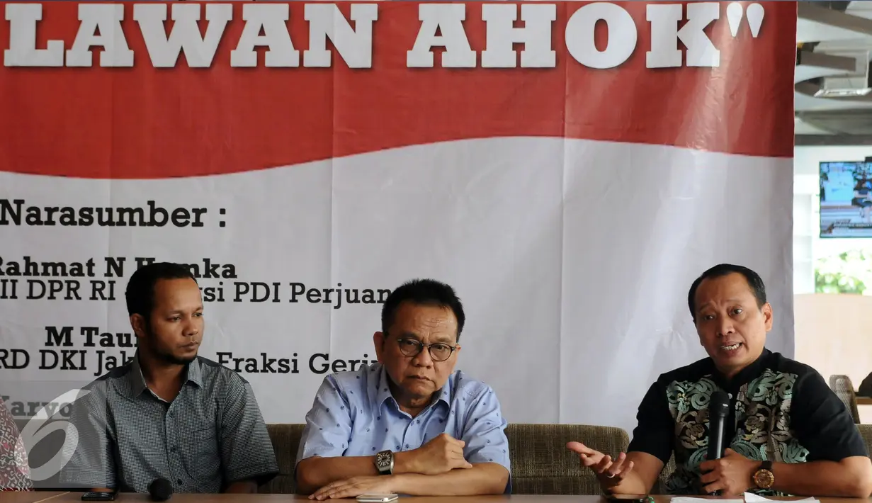 Peneliti IPI Karyono Wibowo (kanan) memberikan pandangan pada sebuah diskusi publik di Jakarta, Kamis (30/6). Diskusi membahas Sulitnya Parpol Mencari Lawan Ahok pada Pilkada 2017 mendatang. (Liputan6.com/Helmi Fithriansyah)