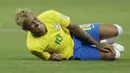 Striker Brasil, Neymar, kesakitan akibat terjatuh saat melawan Swiss pada laga Grup E Piala Dunia di Rostov Arena, Rostov-on-Don, Minggu (17/6/2018). Kedua negara bermain imbang 1-1. (AP/Andre Penner)