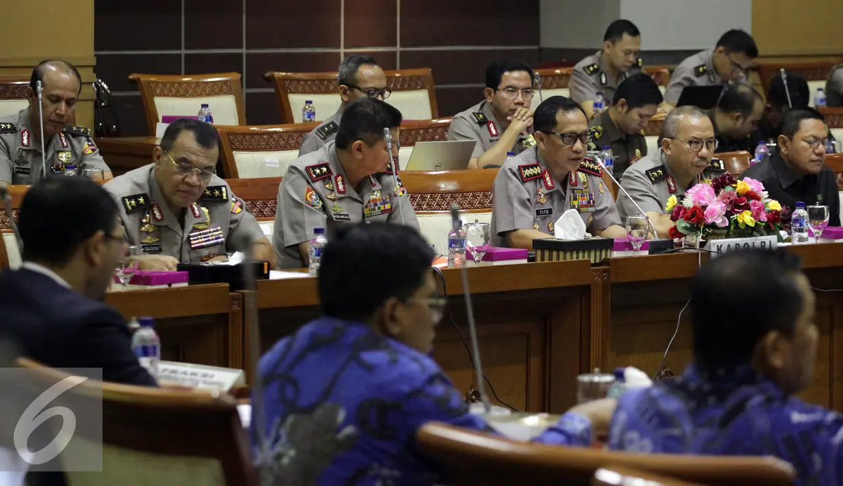 Kapolri Jenderal Tito Karnavian memaparkan soal jaringan lokal dan internasional dan hubungannya dengan aksi terorisme di Indonesia saat rapat bersama Komisi III, Jakarta, Rabu (31/8). (Liputan6.com/Johan Tallo)