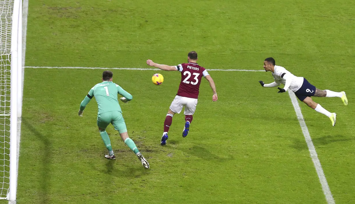 Pemain Manchester City Gabriel Jesus (kanan) mencetak gol ke gawang Burnley pada pertandingan Liga Inggris di Stadion Turf Moor, Burnley, Inggris, Rabu (3/2/2021). Manchester City menang 2-0. (Alex Pantling/Pool via AP)