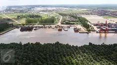 Suasana kapal tongkang saat bersandar di Pelabuhan PT. Indah Kiat Pulp and Paper,  Kabupaten Siak, Riau, (18/07). Kapal tongkang hanya bisa masuk dan bersandar dengan ketinggian maksimal 17 meter dari permukaan laut. (Liputan6.com/Fery Pradolo)