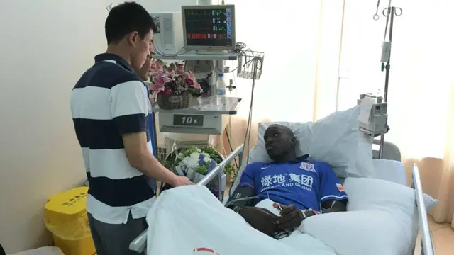 Bek Shanghai Shinhua, Sun Xiang, menyambangi Demba Ba di rumah sakit
