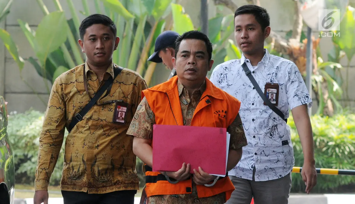 Ketua DPRD Lampung Tengah Achmad Junaidi Sunardi (tengah) tiba di Gedung KPK, Jakarta, Jumat(19/7/2019). Sunardi diperiksa untuk pengembangan kasus dugaan suap serta gratifikasi pengadaan barang dan jasa di lingkungan Pemkab Lampung Tengah pada tahun 2018. (merdeka.com/Dwi Narwoko)