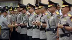 Kapolri Jenderal Tito Karnavian (kiri) saat memberikan tongkat komando kepada Kapolda Papua yang baru Irjen Boy Rafli Amar saat acara pelantikan perwira tinggi kepolisian di Mabes Polri, Jakarta, Jum'at (28/4). (Liputan6.com/Johan Tallo)