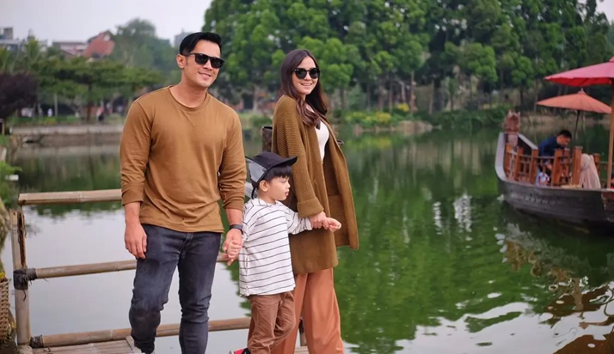 Tidak hanya drama kolosal saja, ua pun juga bermain FTV yang kerap ditayangkan oleh Indonesia. Bahkan FTV tersebut merupakan drama musikal yang dimana ia harus bernyanyi dan menari bersama lawan aktingnya seperti Jill Carissa. (Liputan6.com/IG/@afdhal_yusman)
