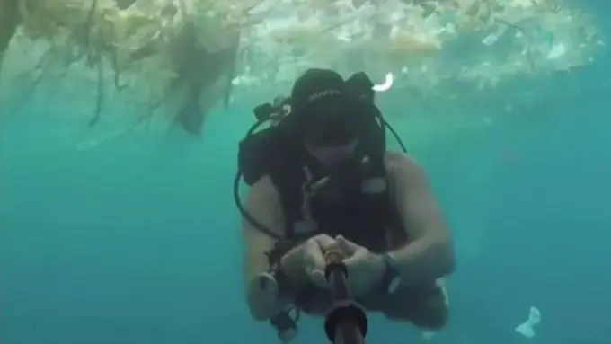 [Bintang] Ini Video Viral Penyelam Berenang di Lautan Plastik yang Ada di Bali, Sedih Banget