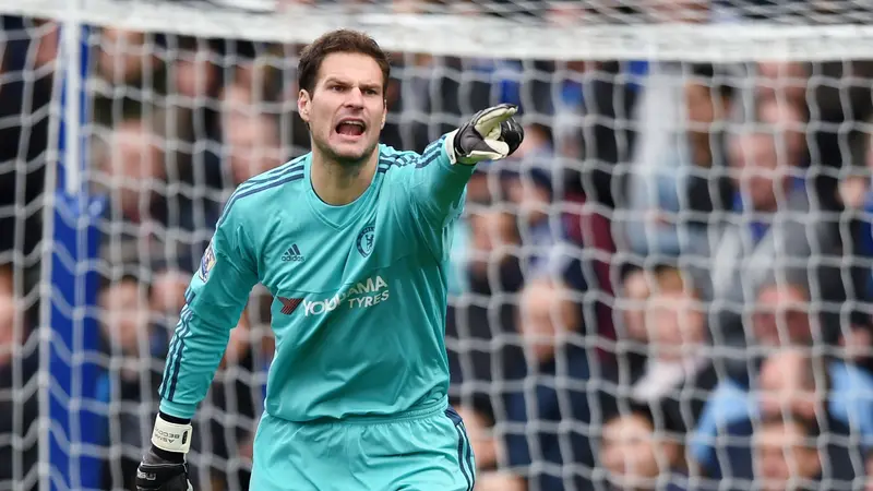 Kiper Chelsea, Asmir Begovic, cuma bermain dua laga pada Liga Inggris musim ini. (Reuters/Tony O'Brien)