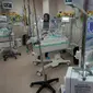 Dokter Palestina merawat bayi yang lahir prematur di Rumah Sakit Al Aqsa, Deir el-Balah, Jalur Gaza, Minggu (22/10/2023). (AP Photo/Adel Hana)