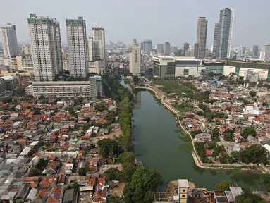 Lansekap pemukiman penduduk berlatar gedung bertingkat terlihat di Jakarta, Kamis (12/11/2015). Portal properti global Lamudi mencatat Indonesia merupakan tempat termahal kedua di Asia untuk membeli tanah. (Liputan6.com/Immanuel Antonius)