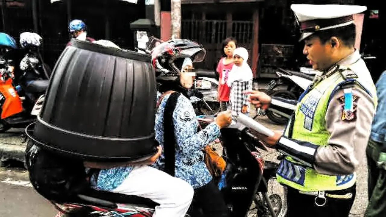 Bikin Elus Dada, Ibu-ibu Ini Pakaikan Helm Ember ke Anaknya