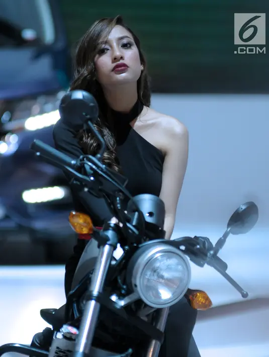 Sales Promotion Girl berpose di atas motor yang dipamerkan pada Indonesia International Motor Show 2018 di JIExpo, Jakarta, Kamis (19/4). 38 merek kendaraan dipamerkan dan 350 perusahaan ikut dalam IIMS 2018. (Liputan6.com/Helmi Fithriansyah)