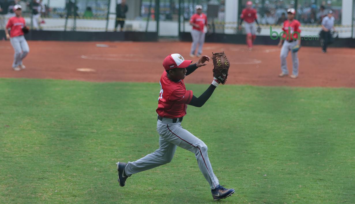 Aksi pemain Indonesia, Erfiyan menangkap bola saat melawan Singapura pada laga Asian Softball Championship di Senayan, Jakarta,Selasa (25/4/2018). Indonesia menang atas Singapura 8-2. (Bola.com/Nick Hanoatubun)