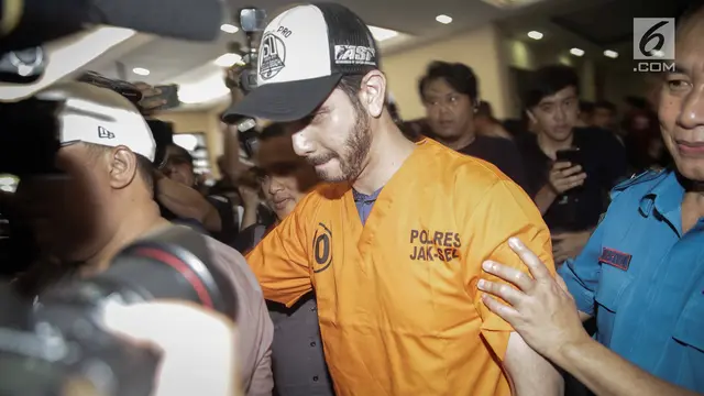 Pakai Seragam Tahanan, Fachri Albar Tertunduk Lesu