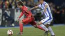 Gelandang Real Madrid, Luka Modric, berebut bola dengan pemain Leganes, Jonathan Cristian Silva, pada laga La Liga di Stadion Municipal Butarque, Senin (15/4). Kedua tim bermain imbang 1-1. (AP/Bernat Armangue)