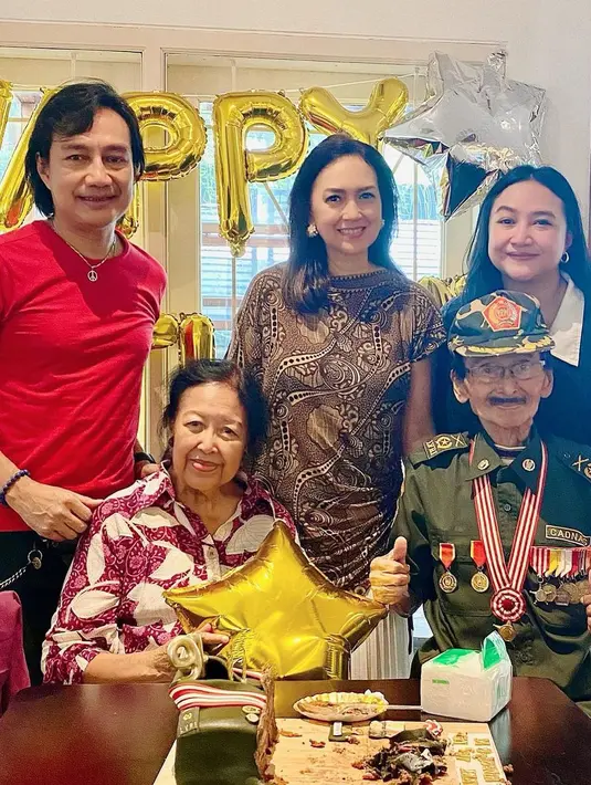 Terlihat hadir juga musisi Katon Bagaskara mantan suami Ira Wibowo. Seperti diketahui, musisi senior itu menjalin hubungan baik dengan keluarga mantan istrinya. [Instagram/@irawbw]