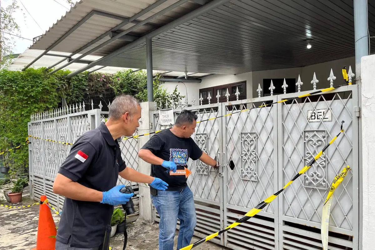 Penyidik Polres Metro Jakarta Selatan kembali melakukan olah tempat kejadian perkara (TKP) kasus pembunuhan ayah dan nenek di di Perumahan Taman Bona Indah, Lebak Bulus, Cilandak, Jakarta Selatan, Sabtu (30/11/2024). (Liputan6.com/Ady Anugrahadi)