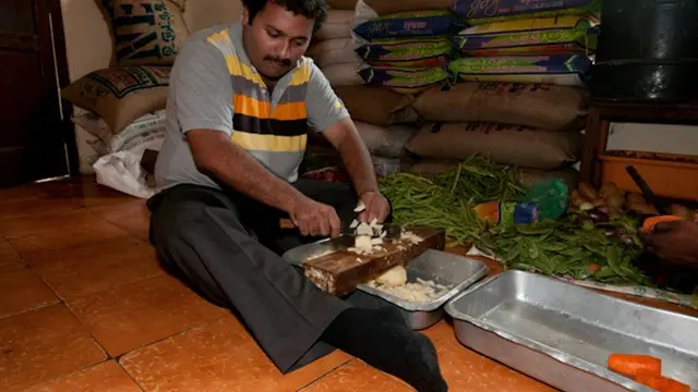 Memiliki masa depan cerah sebagai chef yang diakui dunia internasional, tak membuat Krishnan berhenti membantu orang-orang tak mampu. 