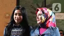 Penyanyi Siti Rahmawati atau Siti KDI (kiri) bersama penyanyi Cici Paramida saat ditemui di kawasan Mampang, Jakarta, Kamis (4/8/2022). Siti menjodohkan teman-temannya kepada Cici Paramida untuk dijadikan suami. (Liputan6.com/Herman Zakharia)
