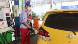 Petugas melayani pengisian BBM kendaraan konsumen di SPBU kawasan Jakarta, Senin (27/12/2021). Pemerintah berencana untuk menghapus Bahan Bakar Minyak (BBM) jenis Premium dan Pertalite dari peredaran secara bertahap dalam rangka peralihan penggunaan energi bersih. (Liputan6.com/Angga Yuniar)
