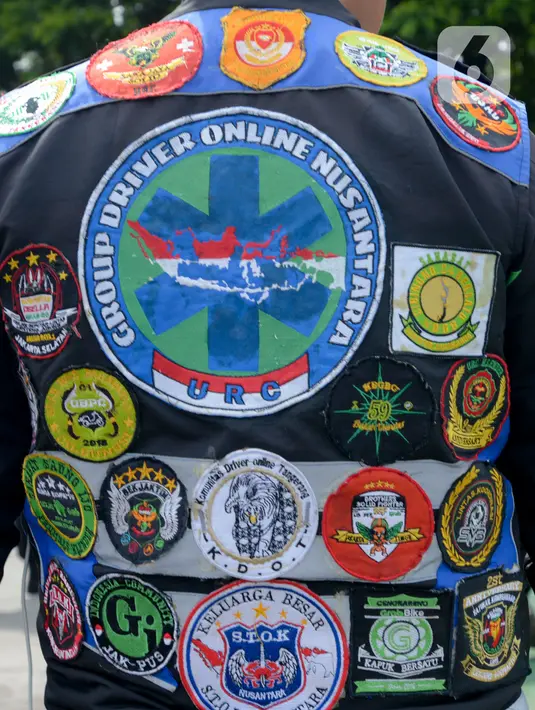 Pengemudi ojek online (ojol) menuju Kementerian Perhubungan (Kemenhub) untuk berunjuk rasa di Jakarta, Rabu (15/1/2020). Mereka mengajukan dua tuntutan yaitu payung hukum dan mengubah skema tarif dan berharap DPR serta pemerintah membuat Undang-undang (UU) terkait ojol. (merdeka.com/Imam Buhori)