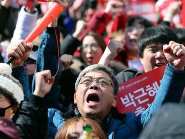 Seorang pengunjuk rasa bereaksi setelah Mahkamah Konstitusi Korea Selatan (Korsel) memutuskan mensahkan pemakzulan Presiden Park Geun-hye, di Seoul, Jumat (10/3). Putusan ini berarti Presiden Park resmi lengser dari jabatannya. (AP Photo/Lee Jin-man)