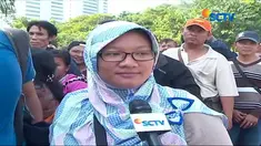 Penukaran uang lebaran yang dilakukan BI di Monas, diwarnai antrean yang cukup panjang.