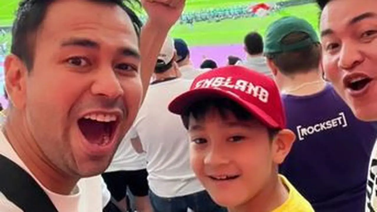 6 Potret Raffi Ahmad Nonton Langsung Piala Dunia, Rafathar Senang Inggris Menang