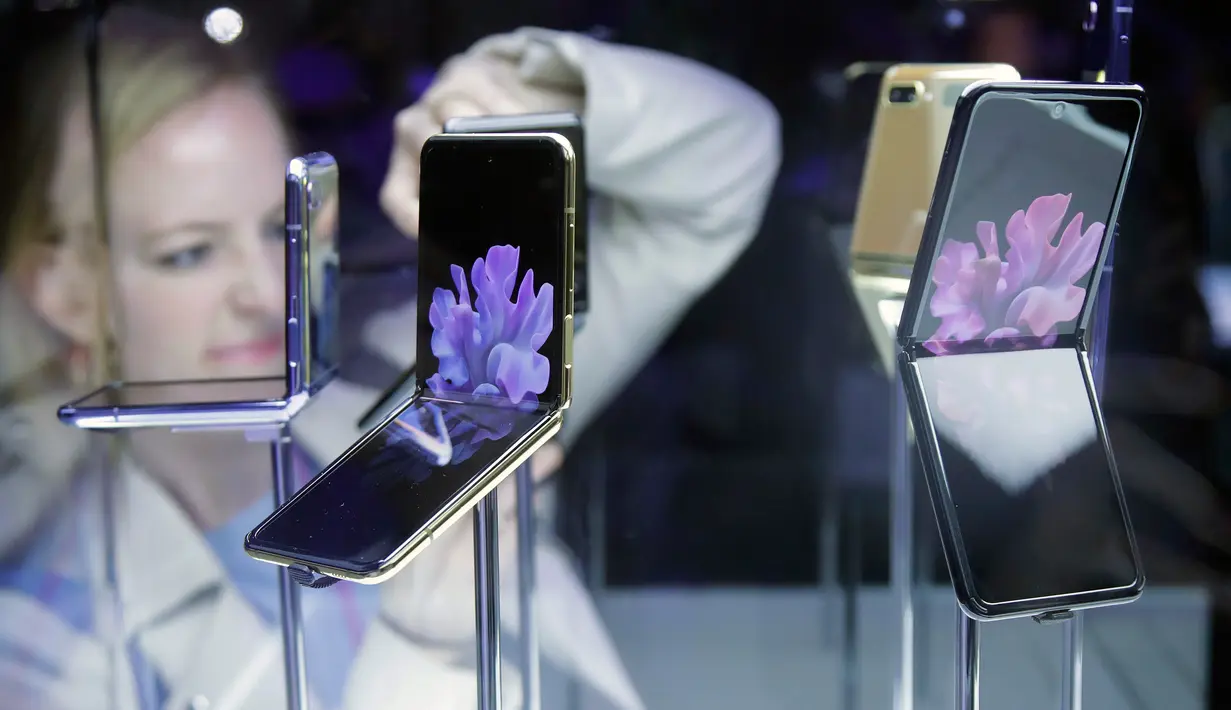 Samsung memperkenalkan smartphone layar lipat terbarunya, Galaxy Z Flip pada acara Unpacked 2020 di San Francisco, Selasa (11/2/2020). Galaxy Z Flip memiliki desain clamshell yang terlihat seperti kotak kecil saat ditutup dan layarnya akan memiliki ukuran 6,7 inci ketika dibuka. (AP/Jeff Chiu)
