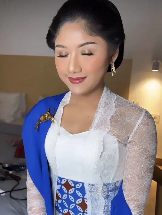 <p>Untuk makeup, ia memercayakan polesan dari MUA Fidel Herta. Sang MUA pun membuat wajah Erina semakin glowing dengan makeup glossy look terlihat&nbsp;dari lipstik pink glossy, dengan blush on orangenya. Dengan bulu mata yang lentik, alis mata on fleeknya, serta blushon shimmer kecokelatnya.&nbsp;@fidelhertamakeup</p>