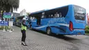 Petugas mengatur deretan bus TransJabodetabek Premium yang menunggu penumpang di Mega City, Bekasi Barat, Senin  (12/3). Bus Transjabodetabek premium tersebut beroperasi Senin hingga Jumat dari pukul 05.30 hingga 09.00 WIB. (Liputan6.com/Arya Manggala)