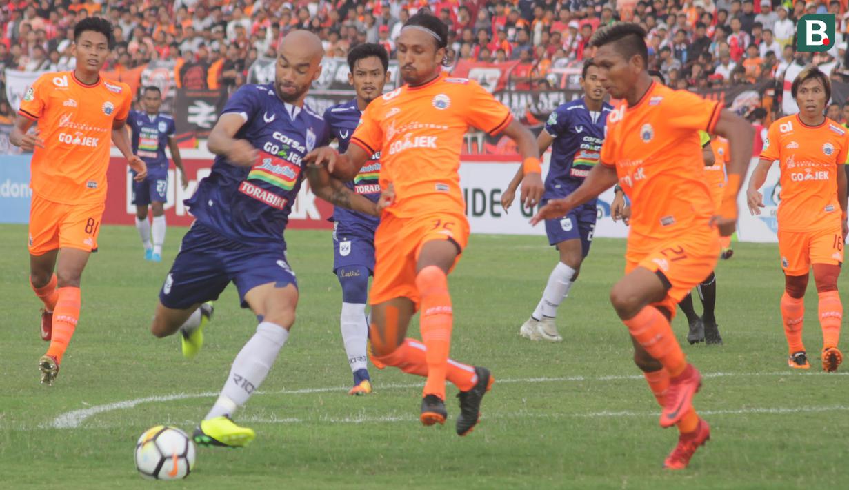 Striker PSIS Semarang, Bruno Silva, berusaha melewati gelandang Persija Jakarta, Rohit Chand, pada laga Liga 1 di Stadion Sultan Agung, Bantul, Jumat (20/4/2018). PSIS kalah 1-4 dari Persija. (Bola.com/Ronald Seger)