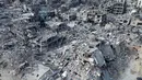 Para pengungsi Palestina berjalan dari beberapa wilayah pengungsian menyusuri kota-kota yang sudah runtuh total akibat perang yang terjadi selama sekitar 15 bulan di Gaza. (Foto oleh AFP)