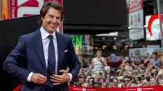 Aktor  Hollywood, Tom Cruise berpose saat acara  pemutaran perdana film " Mission Impossible : Rogue Nation”  di New York, AS, Senin (27/7/ 2015). Film ini adalah yang kelima dalam serial  Mission: Impossible. (REUTERS/Brendan McDermid)
