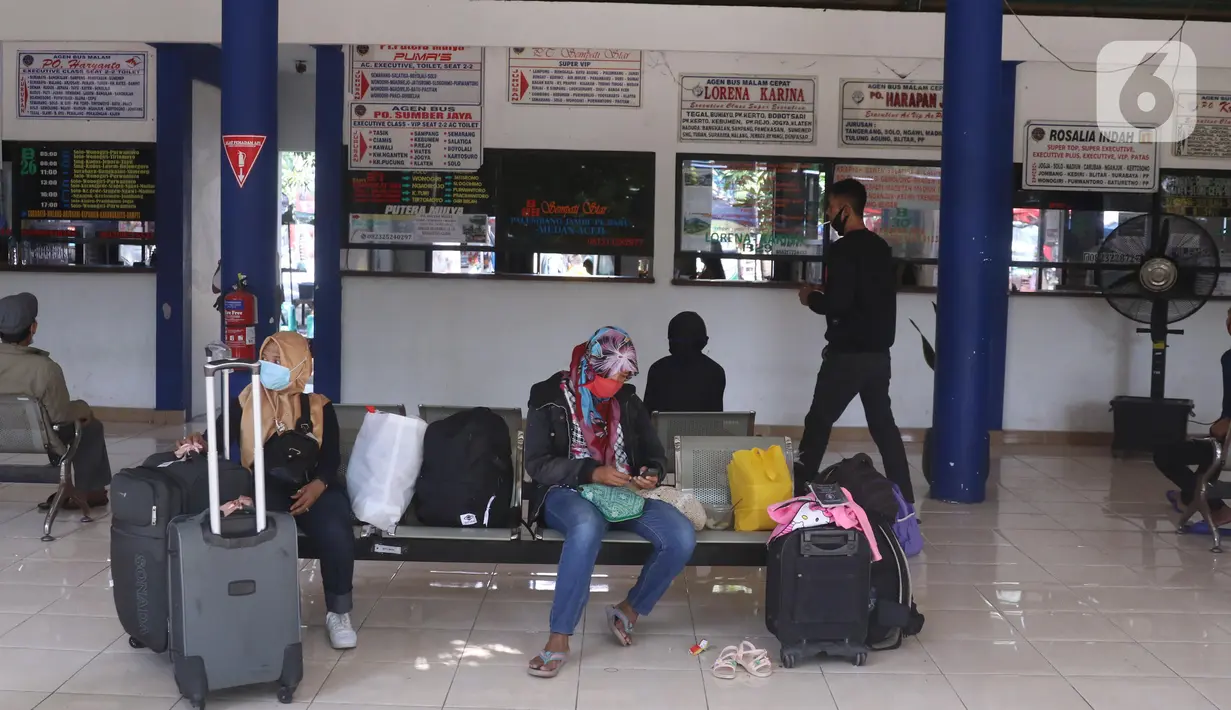 Calon penumpang menunggu jadwal keberangkatan bus di Terminal Tipe A Poris Plawad, Kota Tangerang, Banten, Jumat (21/5/2021). Terminal tersebut kembali beroperasi dan memberangkatkan bus antar kota antar provinsi (AKAP) setelah berakhirnya masa larangan mudik Lebaran. (Liputan6.com/Angga Yuniar)