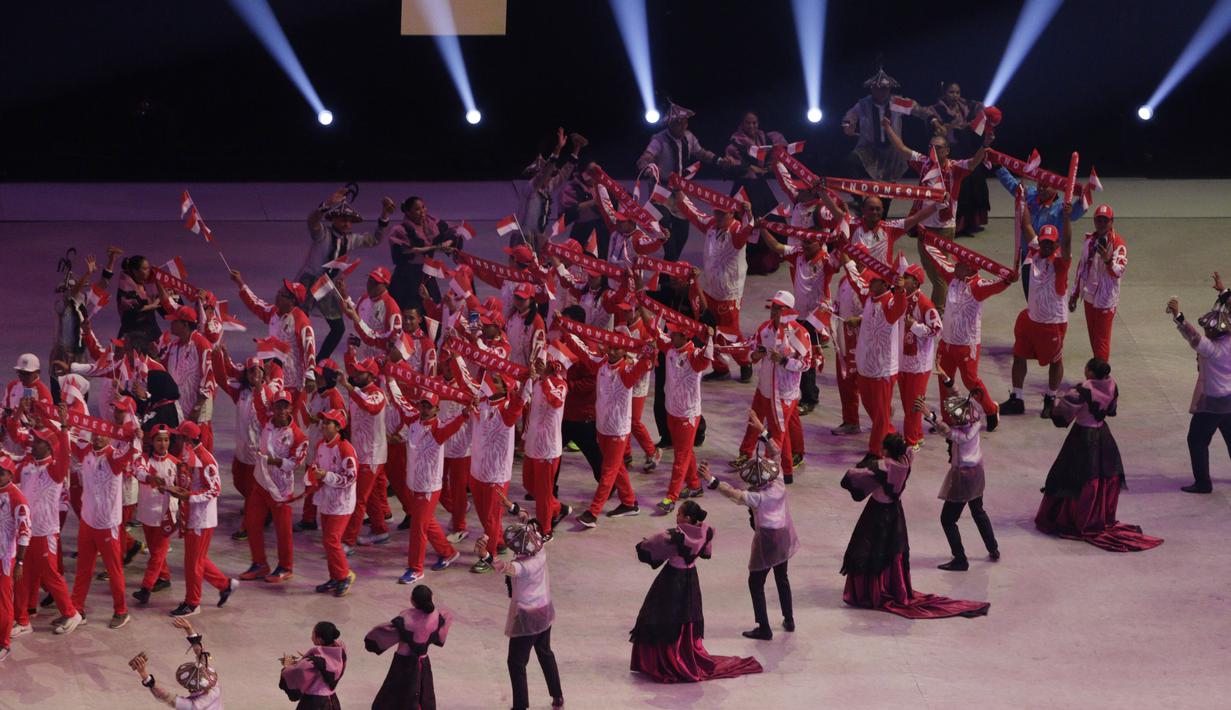 Kontingen Indonesia melintas saat upacara pembukaan SEA Games 2019 di Philipine Arena Bulacan, Manila, Sabtu (30/11). Pesta olahraga se-Asia Tenggara ini akan berlangsung hingga 11 Desember. (Bola.com/M Iqbal Ichsan)