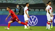 Pemain Swiss Haris Seferovic (kiri) merayakan gol ke gawang Turki pada pertandingan Grup A Euro 2020 di Stadion Olimpiade Baku, Baku, Azerbaijan, Minggu (20/6/2021). Swiss menang 3-1. (Ozan Kose/Pool via AP)