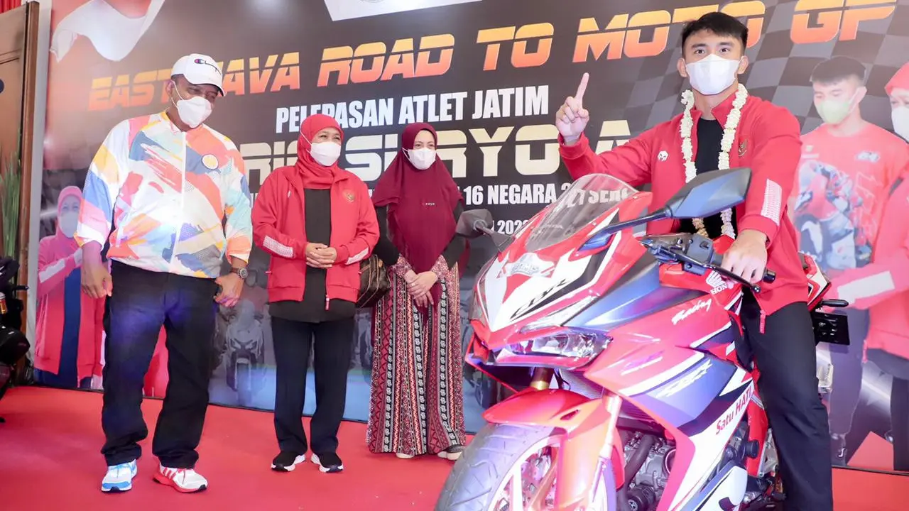 Gubernur Jatim Khofifah melepas Mario Aji untuk berlaga di Moto3 GP 2022. (Dian Kurniawan/Liputan6.com)