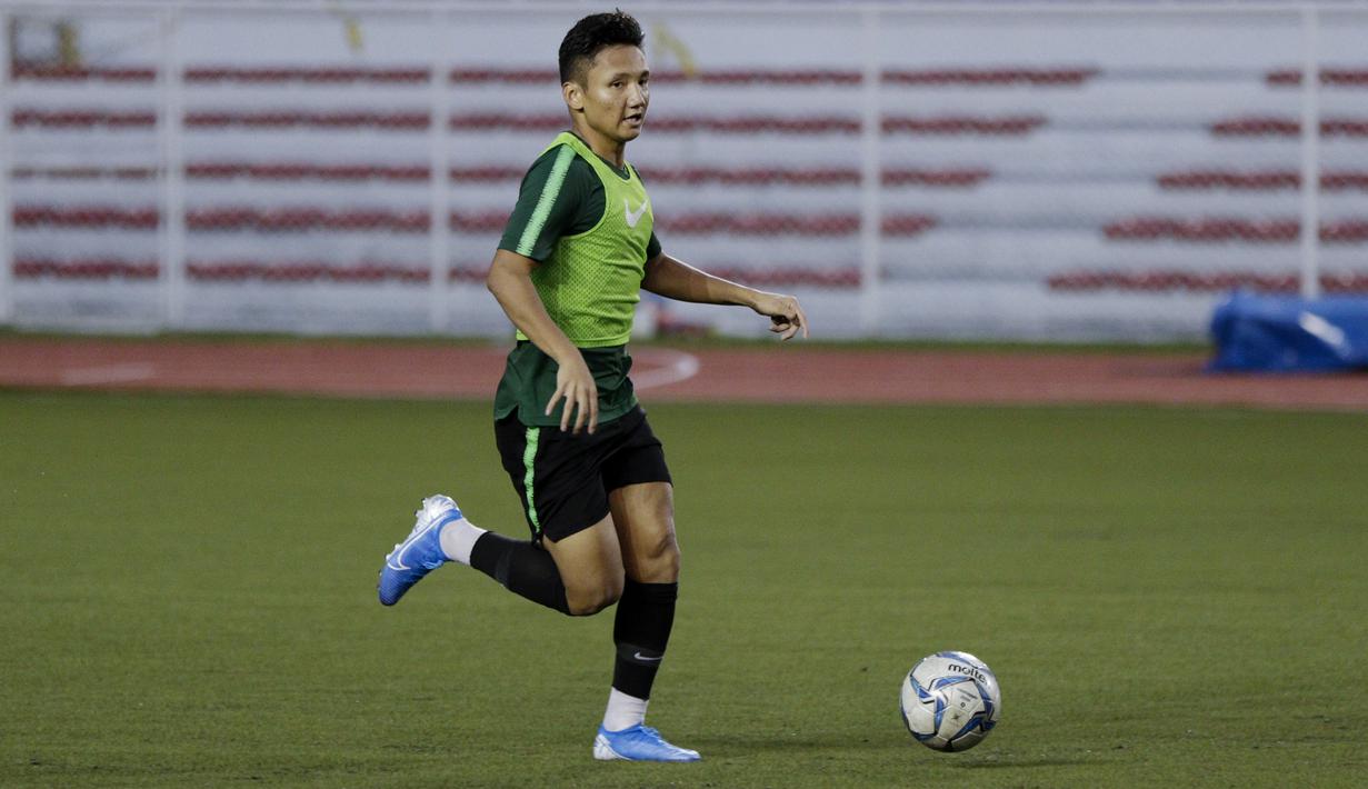 Pemain Timnas Indonesia U-22, Syahrian Abimanyu, mengontrol bola saat latihan di Stadion Rizal Memorial, Manila, Jumat (22/11). Latihan ini persiapan jelang laga SEA Games 2019. (Bola.com/M Iqbal Ichsan)