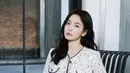 Paduan ruffle dress dan tweed blazer dari Song Hye Kyo bisa jadi inspirasi outfit ngantor yang elegan [@kyo1122]