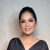 Gaya Glamor Annisa Pohan saat Hadir di Ulang Tahun Ala Alatas. [@barry_irawan]